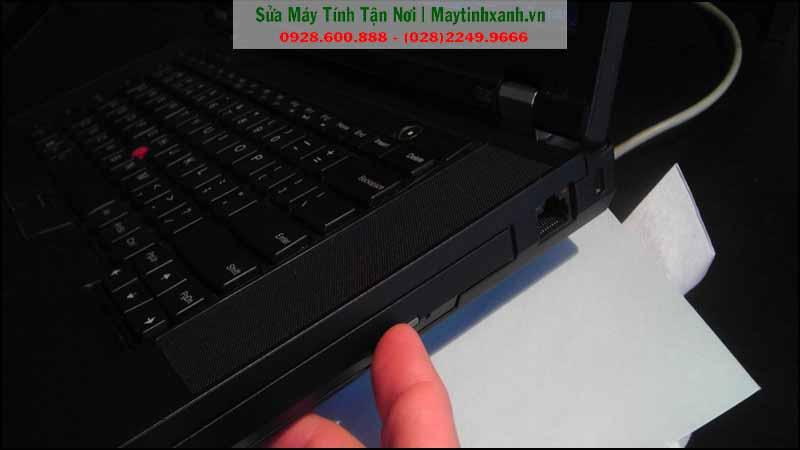 - Sử dụng phím cơ bên hông laptop