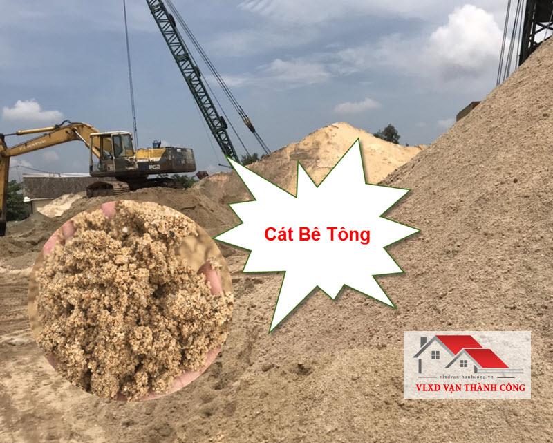 Cát bê tông có màu vàng, sắc cạnh, được sử dụng đổ bê tông công trình