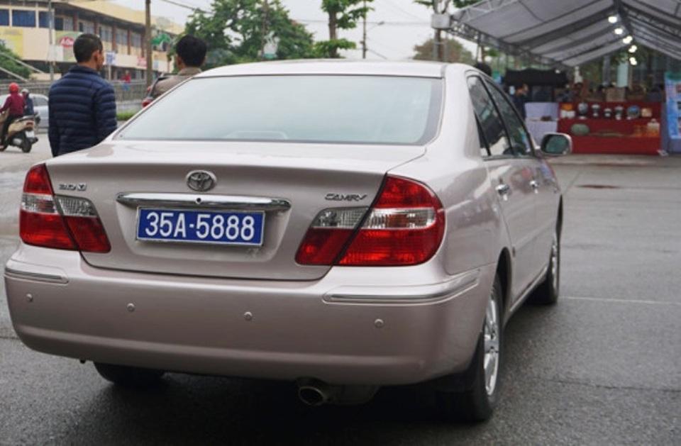 Nhiều chuyện lạ về chiếc xe Camry 2 biển số xanh chở lãnh đạo Ninh Bình - 1