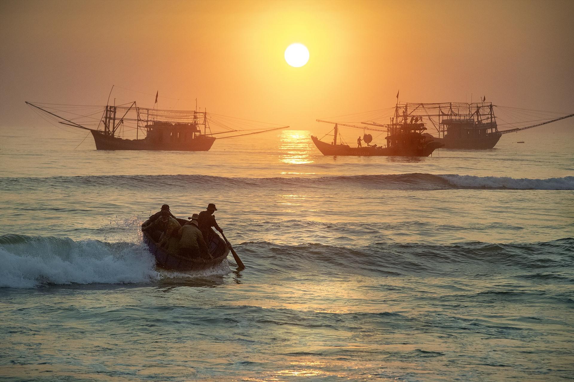 Vươn khơi. Ảnh: Đặng Kế Đông