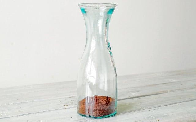 Cold Brew Coffee Rezept Schritt 1: Kaffeepulver in einen Krug geben