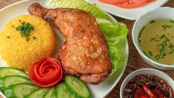 Cơm gà xối mỡ bao nhiêu calo? Ăn nhiều có tăng cân không?