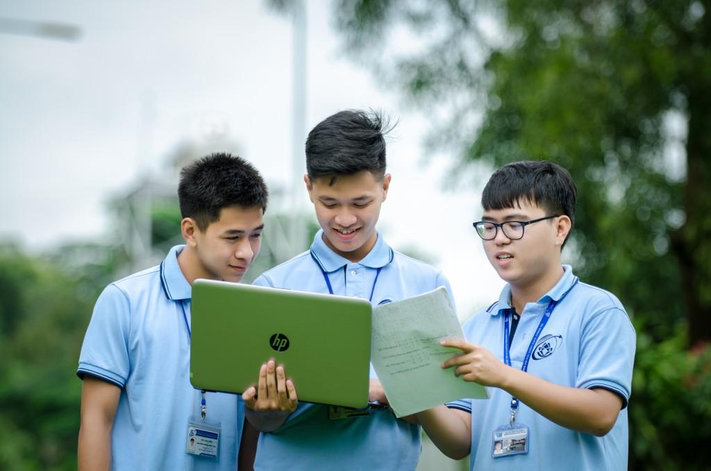 cac truong dao tao dai hoc tu xa ngon ngu anh