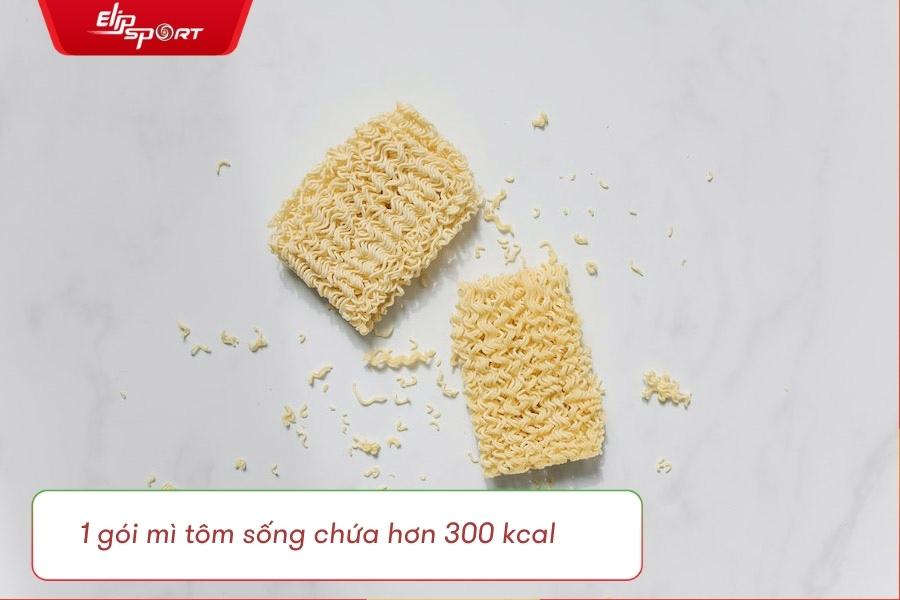 Calo trong gói mì tôm sống sẽ thấp hơn calo trong tô mì nước