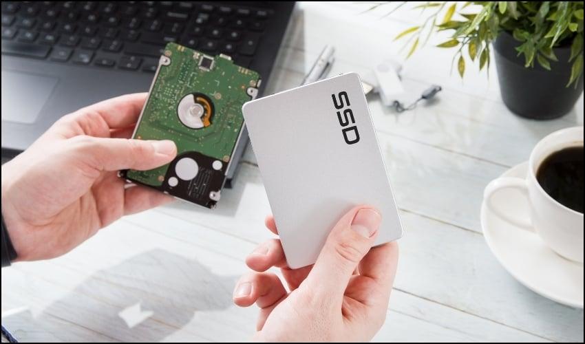 Ổ cứng Solid State Drive (SSD) là một thiết bị lưu trữ thể rắn, có chức năng tương đương với ổ đĩa cứng HDD