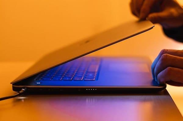 Tại sao laptop khi gập màn hình xuống thì tắt máy