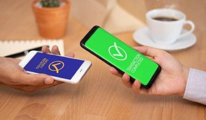 Muốn biết thông tin người chuyển tiền cho mình, bạn có thể kiểm tra qua các ứng dụng Mobile/Internet Banking hoặc SMS Banking. (Ảnh minh họa)