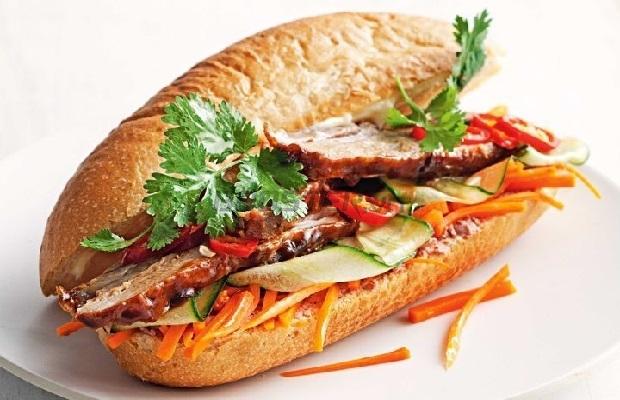 Bánh mì thịt bao nhiêu calo? Ăn sáng bánh mì có béo không?