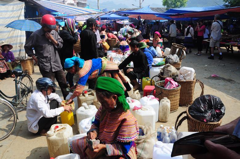 Buôn bán rượu ngô tại chợ phiên vùng cao